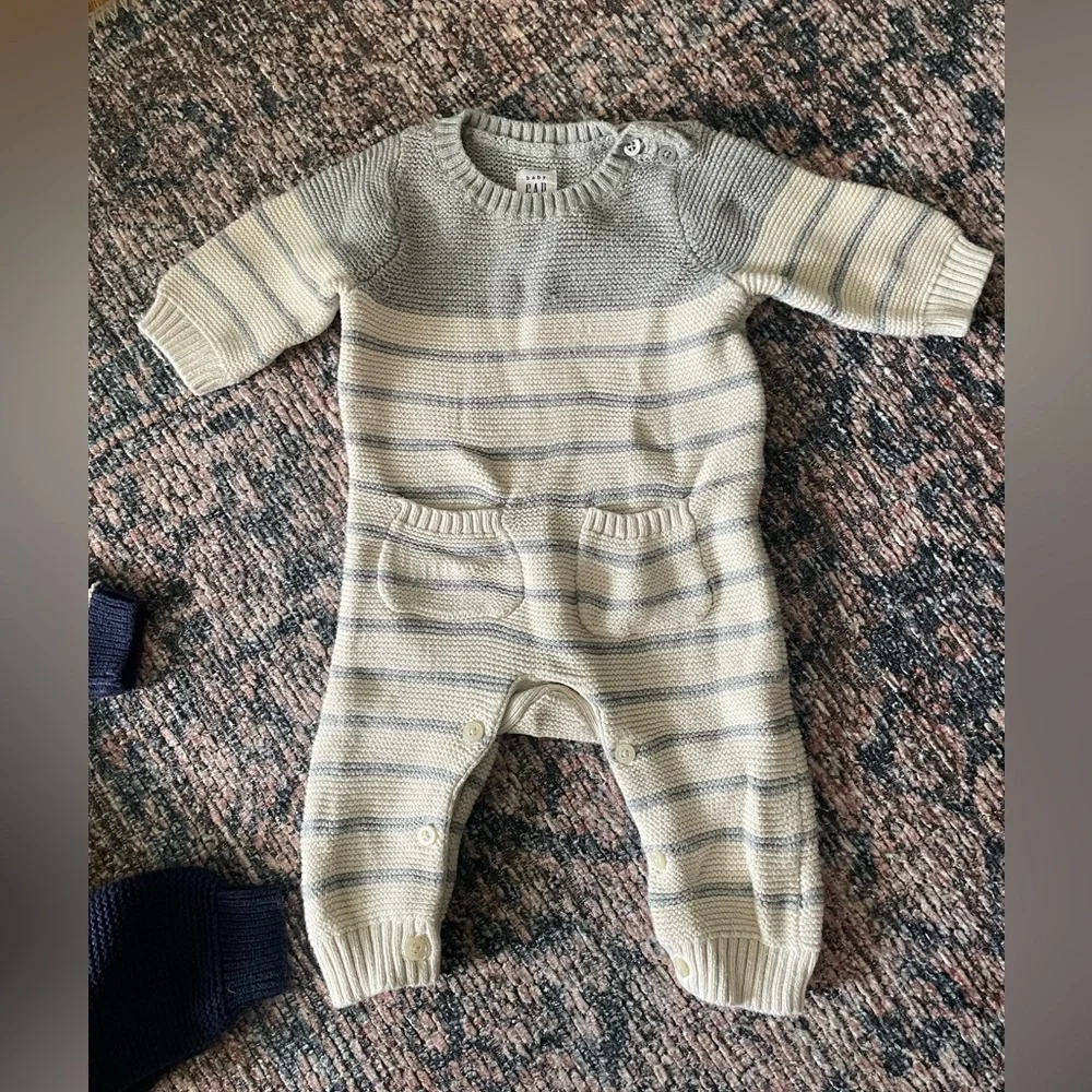 Baby gap bundle 0-3 month, 2 sweater outfits. EUC, so soft and warm.